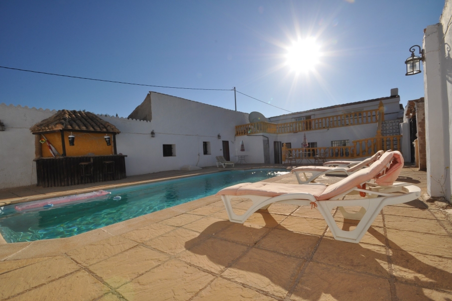 Re-Sale - Country Property - Pinoso - Edge of town