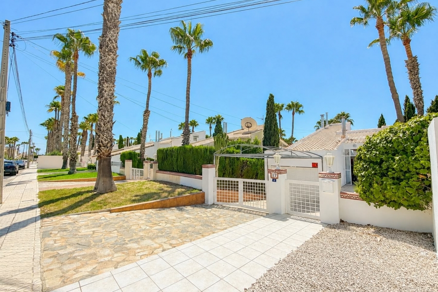 Re-Sale - Detached Villa - Orihuela Costa - Villamartin