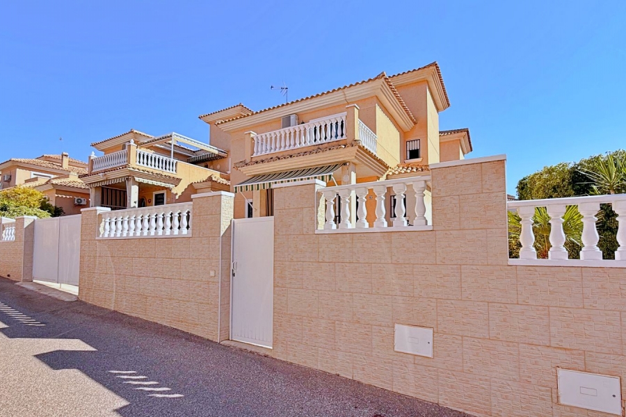 Re-Sale - Detached Villa - Orihuela Costa - Punta Prima